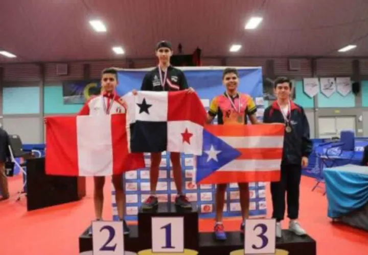 El raqueta panameño Jacobo Vahnish (centro) se clasificó al Mundial de Cadetes, que se efectuará en Japón, el próximo año. Foto: Pandeportes