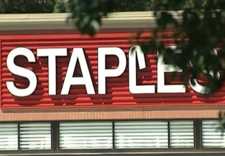 Vista general del logo de una tienda Steples. 