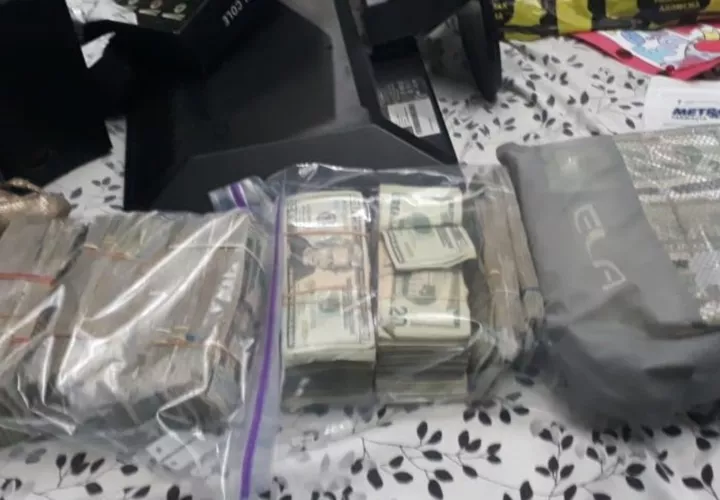 Dinero confiscado dentro de la casa de una funcionaria de la Contraloría, ubicada en el área norte de la ciudad de Panamá. La Fiscalía de Drogas investiga el caso.  Foto Cortesía