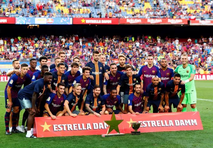 Los jugadores del FC Barcelona posan con la copa tras ganar al Boca Juniors (3-0). Foto: EFE