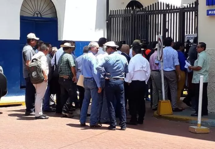 Vista general de los productores a su ingreso a la reunión con el presidente de la República, Juan Carlos Varela. Foto: @Telemetro