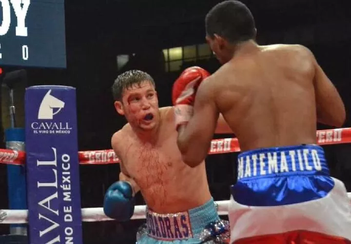 Ricardo “El Matemático” Núñez (der.) durante el pleito ante Carlos Cuadras la noche del sábado en Los Mochis, Sinaloa. Foto: Cortesía