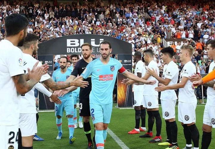 Momentos donde el Valencia realiza el pasillo al supercampeón de Europa./@Atleti
