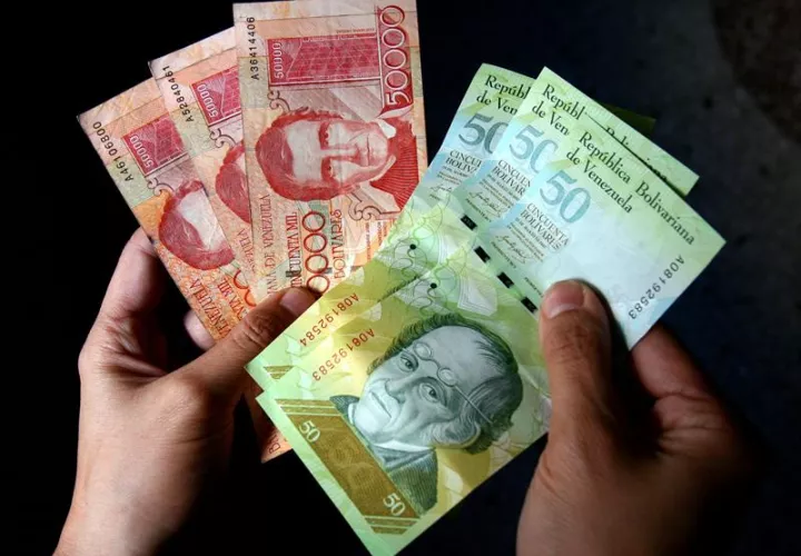 Los bancos públicos y privados no prestan servicio en sus oficinas desde el viernes por esta reconversión con la que el Gobierno busca "facilitar" las transacciones económicas y comerciales en el país. EFE