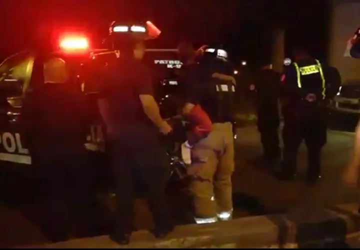 Vista general del instante en que los Bomberos atendían a los involucrados en el accidente. 