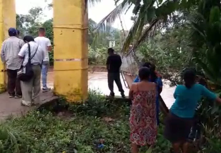 Un grupo de personas ha quedado totalmente incomunicado debido al colapso del puente. Foto: Mayra Madrid