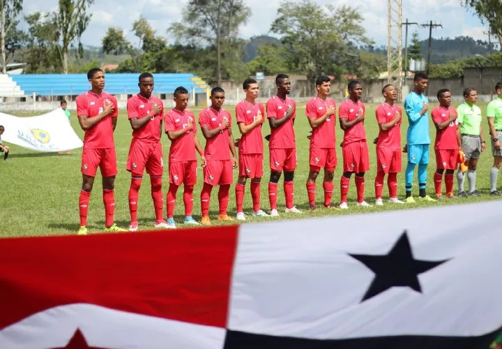 Los jugadores de la sub-20 cantan el himno previo al duelo frente a los nicaragüenses en el estadio Roberto Martínez. Foto: Fepafut