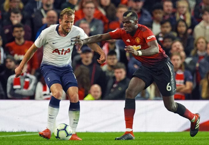 Paul Pogba del Manchester United en acción con Harry Kane del Tottenham durante el partido de la Liga Premier inglesa./EFE