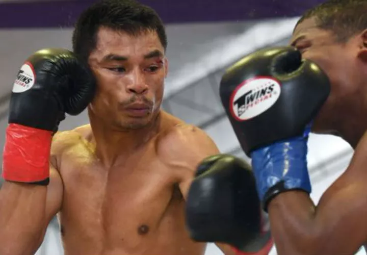 Wanheng Menayothin (izq.) es el campeón mundial de las 105 libras del Consejo Mundial de Boxeo (CMB). 