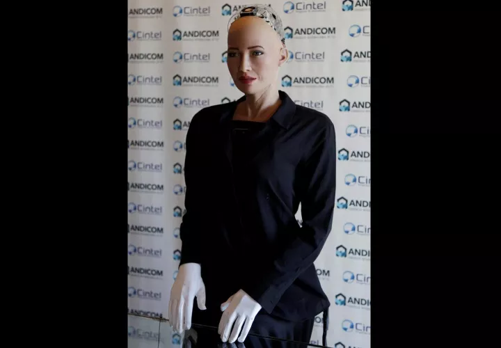 La robot Sophia habla hoy, viernes 31 de agosto de 2018, durante una rueda de prensa en la jornada de cierre del congreso de Tecnologías de la Información y Comunicación (TIC), Andicom en Cartagena (Colombia). EFE