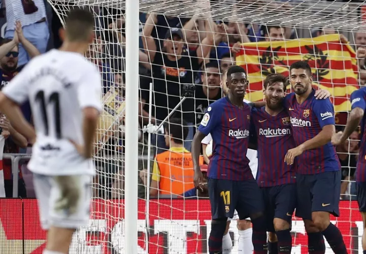 El delantero argentino del FC Barcelona, Lionel Messi (2d), celebra con sus compañeros tras marcar el 6-2 ante el Huesca./ EFE