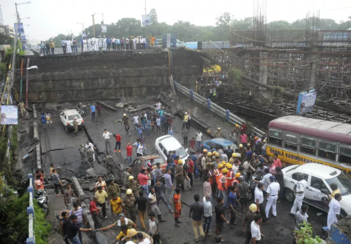 No se reportó de momento si hubo fallecidos, pero las cuadrillas de rescate estaban usando herramientas para despejar la vía y no se sabía si alguien quedó atrapado entre los escombros.  AP