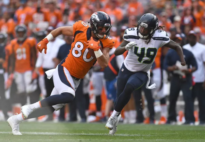 Shaquem Griffin (der.) durante una de las jugadas en el partido ante los Broncos de Denver.