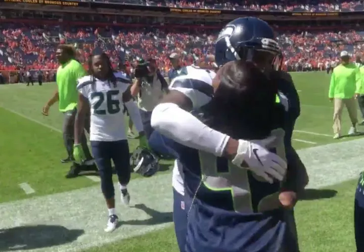 Shaquem Griffin es abrazado por su madre en el estadio.