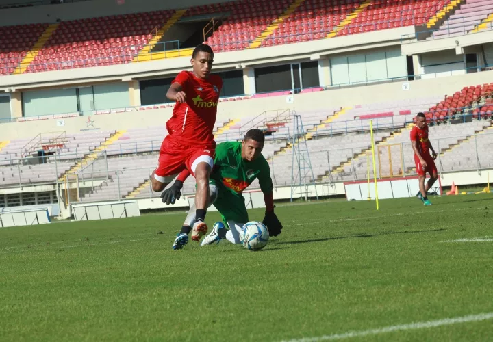 Adalberto Carrasquilla y el arquero Marcos Allen, en los entrenamientos. Foto:Anayansi Gamez