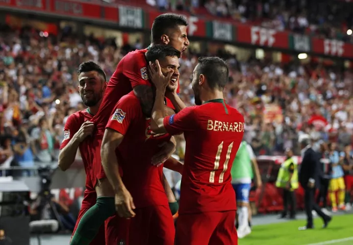 Andre Silva (c) de Portugal celebra luego de anotar el 1-0, durante un partido de la Liga de Naciones UEFA entre Portugal e Italia/ EFE/ANTONIO PEDRO SANTOS