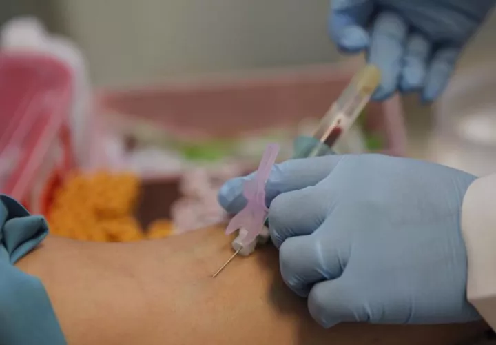 Un hombre realiza pruebas de laboratorio en la Clínica Especializada Condesa en Ciudad de México, (México). EFE/Archivo