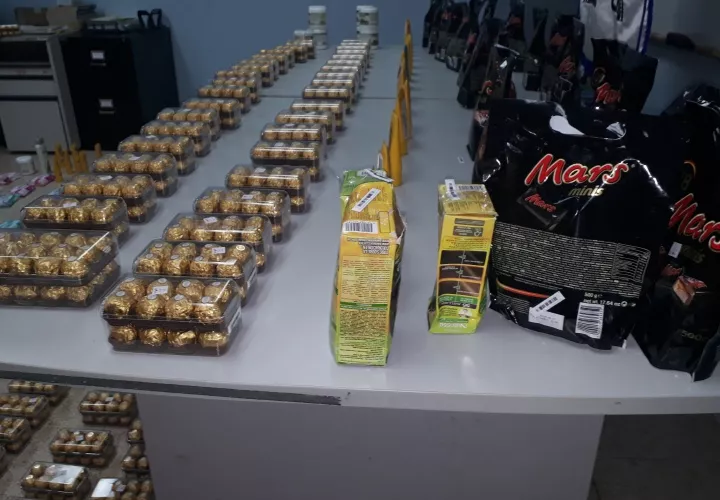 Se informó que entre los productos vencidos hay chocolates, artículos para el cuerpo y bloqueadores solares. Foto: José Vásquez
