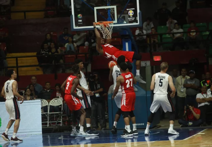 Javier Carter con una espectacular volcada, que emocionó a los aficionados en la arena Roberto Durán. Foto: Anayansi Gamez