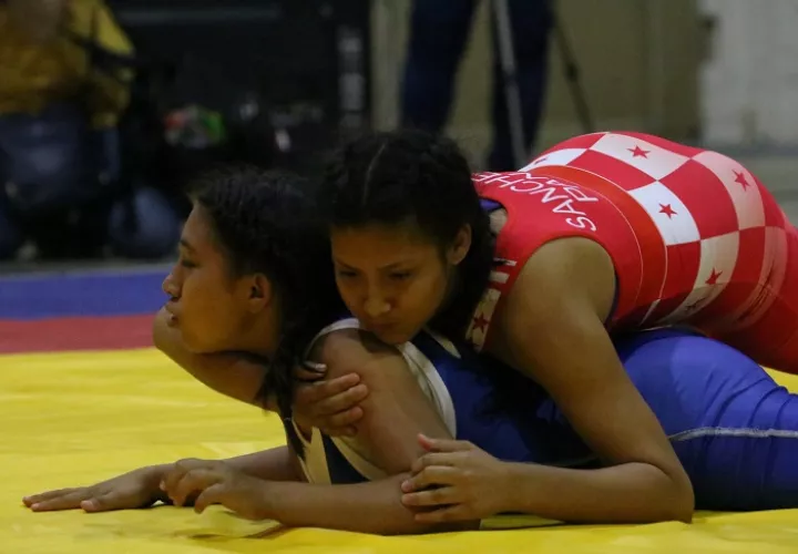 Karol Sánchez (rojo) dominó la división de los 61 kilos./ Pandeportes