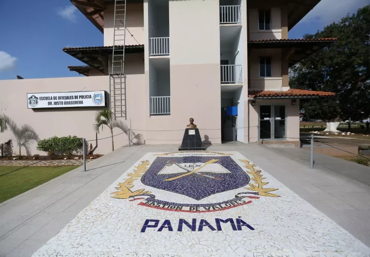 Código Penal: Delito de concusión, cuando un servidor público cobra algún impuesto, tasa, gravamen, contribución o derecho inexistente se castiga con prisión de 3 a 6 años.