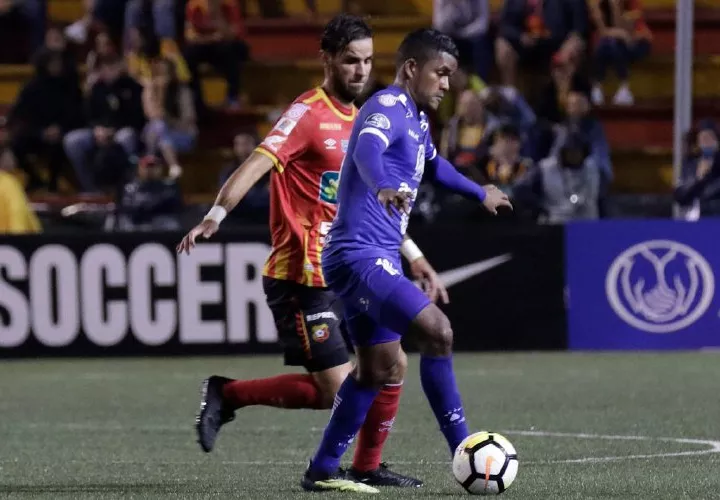 Acción del partido entre Herediano y el Árabe Unido de Colón. Foto: Deportivo Herediano
