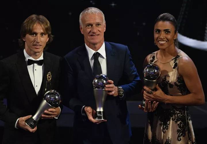 Luka Modric, del Real Madrid; el técnico de la selección francesa Didier Deschamps, y la futbolista brasileña Marta, posan con sus galardones durante la entrega de premios &#039;&#039;FIFA the Best 2018&#039;&#039;./ EFE