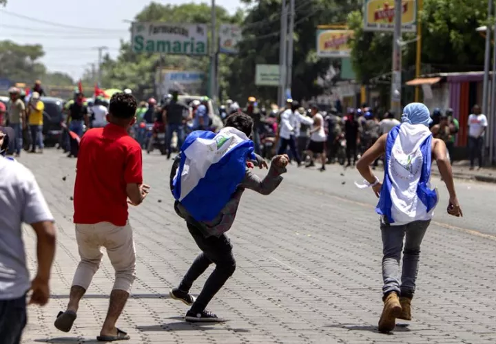 Varios jóvenes se enfrentan a las fuerzas de choque del Gobierno durante la marcha &quot;Somos la Voz de los Presos Políticos&quot; hoy, domingo 23 de septiembre de 2018, en Managua (Nicaragua). EFE