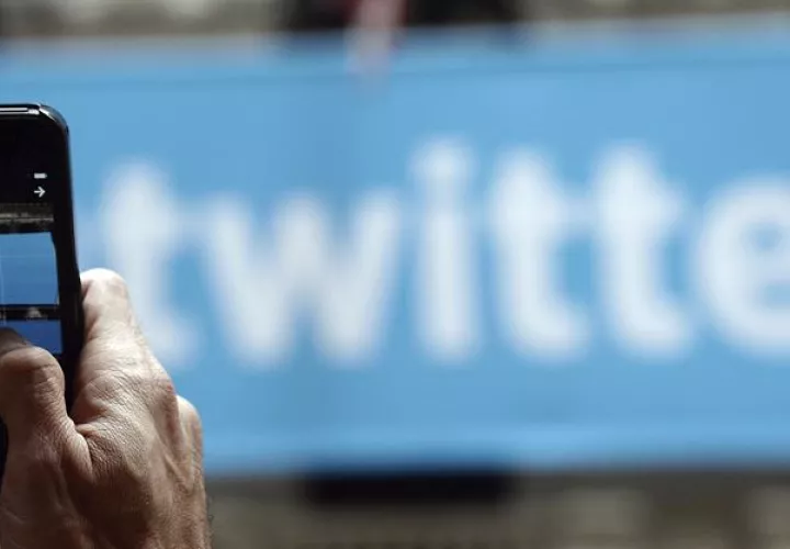 Un hombre fotografía el logo de Twitter. EFE/Archivo