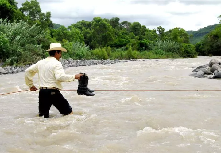Las autoridades decretaron el estado de alerta en varios estados mexicanos por la cercanía del huracán Rosa, de categoría 1 en la escala Saffir-Simpson, que tocará tierra el lunes en la Península de Baja California, según el SMN. EFE/ARCHIVO