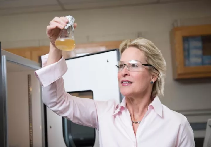 Imagen facilitada por el Instituto de Tecnología de California este 3 de octubre, que muestra a la estadounidense Frances H. Arnold (d) en Pasadena, California, Estados Unidos. EFE