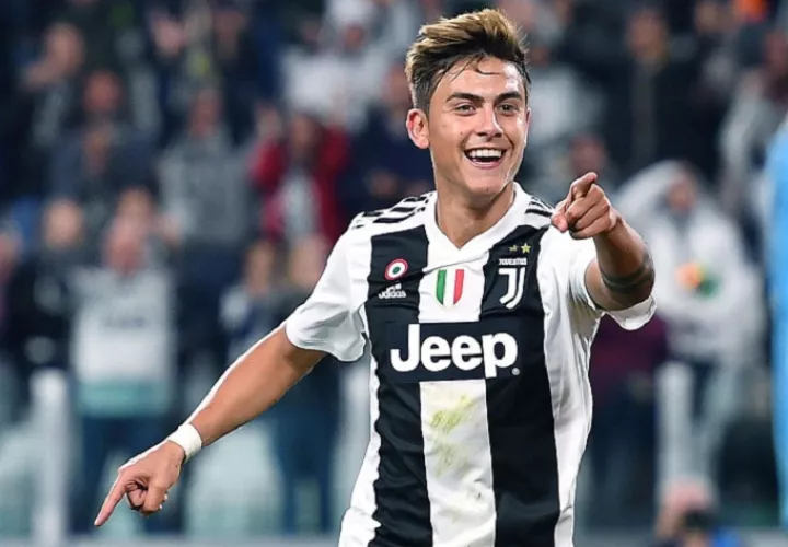 El jugador de Juventus Paulo Dybala celebra luego de anotar un gol. Foto: EFE