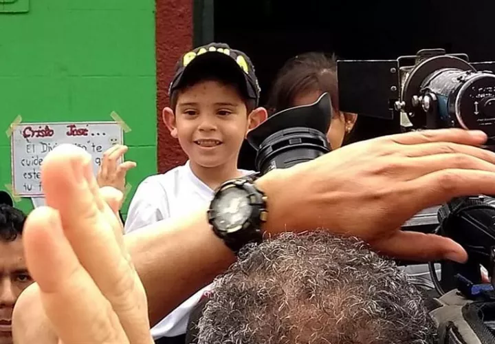 Fotografía cedida por la Coordinación Cultural de El Carmen muestra al niño Cristo José Contreras, de cinco años, hijo de Edwin Contreras, alcalde de El Carmen, en el departamento de Norte de Santander (Colombia). EFE