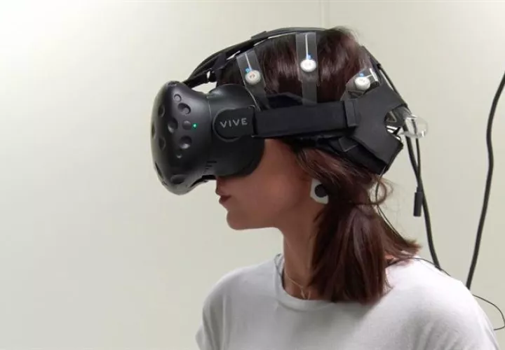 Fotografía facilitada por la Universidad Politécnica de Valencia en la que una joven prueba el modelo de reconocimiento emocional en entornos de realidad virtual que ha sido creado por investigadores de dicha universidad. efe