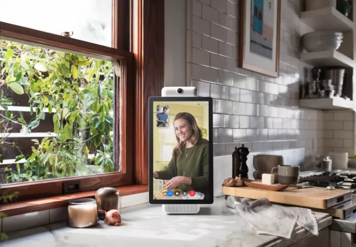 Facebook está comercializando el dispositivo, llamado Portal, como una forma para que sus más de 2 mil millones de usuarios conversen entre sí sin tener que preocuparse por el posicionamiento y otros controles. AP