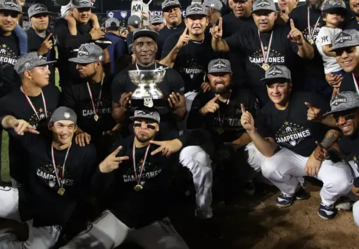 Roberto Kelly festeja con sus pupilos./ Foto Cortesía