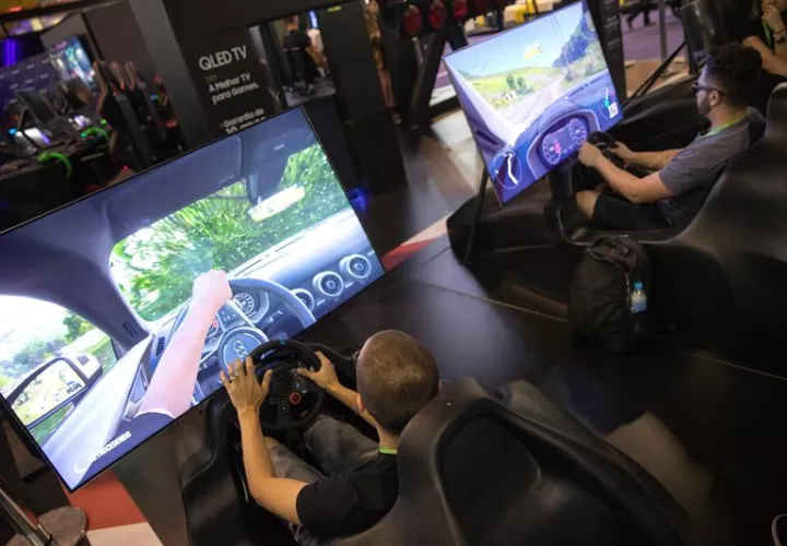 Jóvenes juegan en la feria Brasil Game Show este miércoles 10 de octubre de 2018, en Sao Paulo (Brasil). EFE