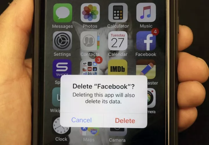  un reportero sostiene un teléfono que muestra la aplicación de Facebook en San Francisco. AP