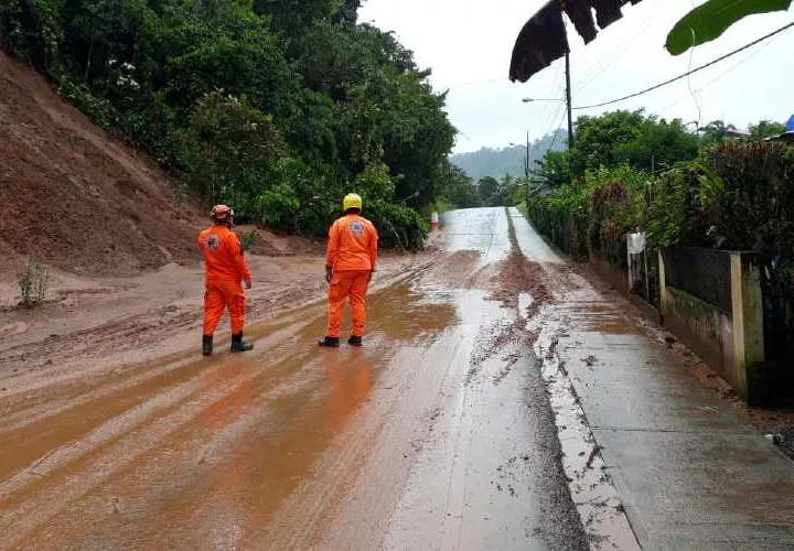 Alud de tierra está afectando la vía que conduce desde el distrito de Soná hacia Guabalá en la provincia de Chiriquí. Foto/ Melquiades Vásquez
