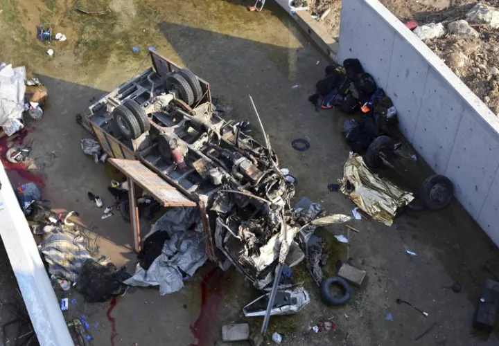 Migrantes viajaban en el camión que rodó desde un puente en la provincia occidental de Esmirna.  AP