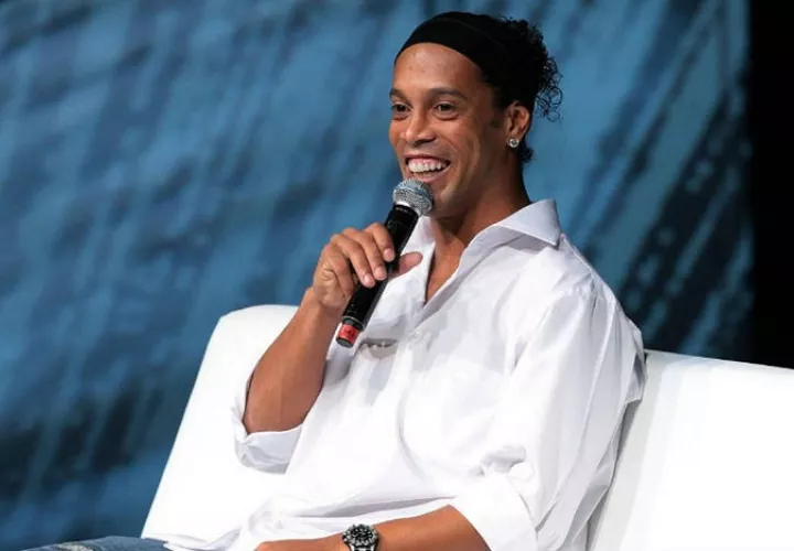 Ronaldinho Gaúcho al candidato a la presidencia de Brasil, es embajador del club. Foto: EFE