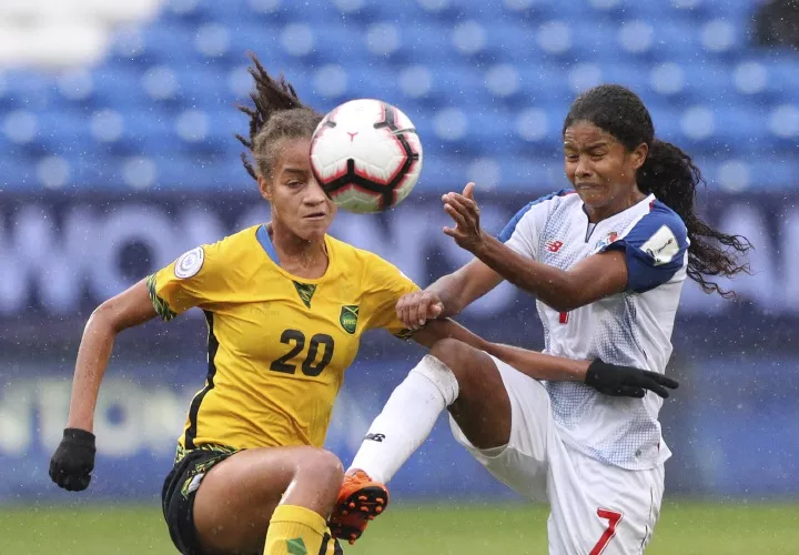 La panameña Kenia Rangel (7) lucha por el balón contra la jamaicana Giselle Washington. Foto:AP