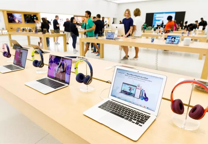 Fotografía de archivo del 1 de agosto de 2018 que muestra computadores portátiles de Apple en una tienda de Nueva York (EE. UU.). EFEArchivo