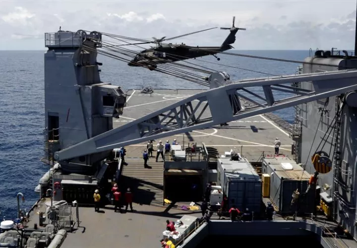 El incidente, que tuvo lugar poco después del despegue del aparato, a las 9.00 hora local (13.00 GMT), ocurrió cuando un helicóptero Seahawk de la marina intentó realizar un aterrizaje de emergencia y acabó estrellándose contra la cubierta del buque. EFE