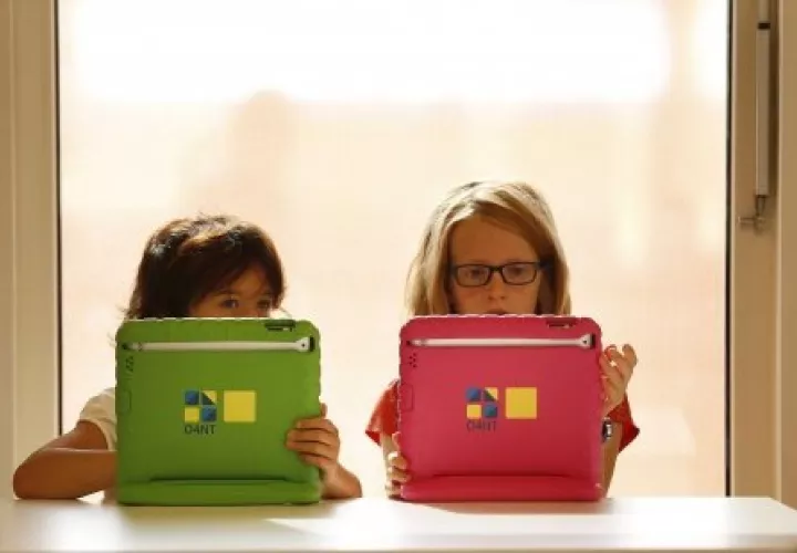 Dos niñas utilizan sus tabletas. EFE