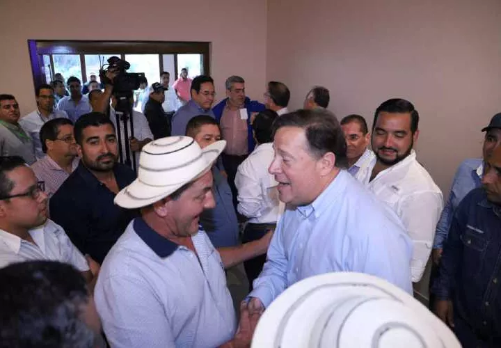 Varela con productores.