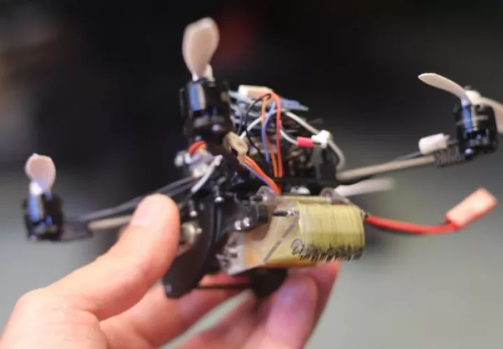 De momento sus creadores han conseguido que dos FlyCroTugs juntos abran una puerta y ahora trabajan en la logística de lograr volar y controlar varios a la vez. EFE