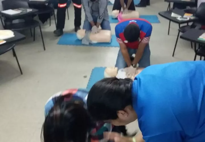 Periodistas capacitándose en Primeros Auxilios Básicos. 