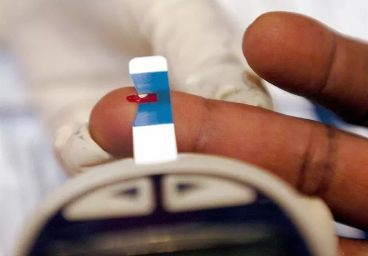 El sistema, que tiene un funcionamiento similar a un glucómetro, utiliza sensores de papel y permite realizar la extracción de sangre a través de una punzada capilar. EFE/Archivo