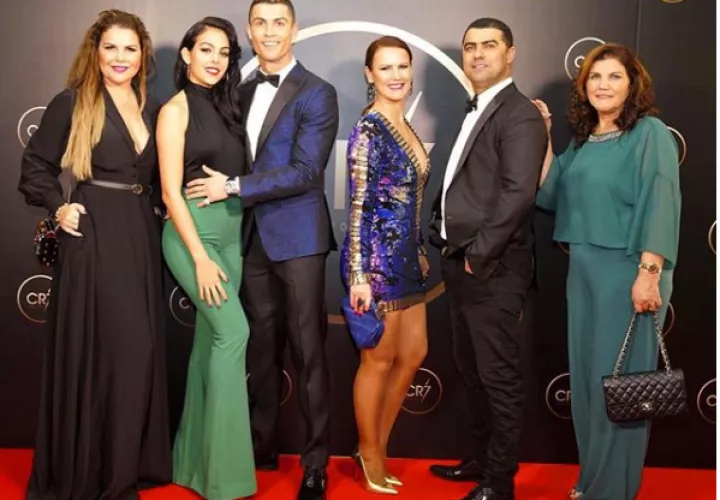 El jugador de la Juventus y su familia. Foto: Instagram